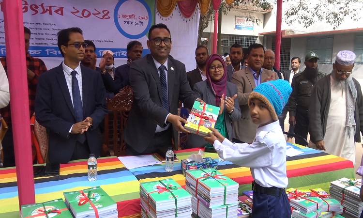 ঝিনাইদহে বই উৎসবে শিক্ষার্থীরা পেলো নতুন বই