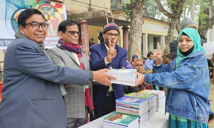 সরিষাবাড়ীতে শিক্ষার্থীদের মাঝে নতুন বই বিতরণ
