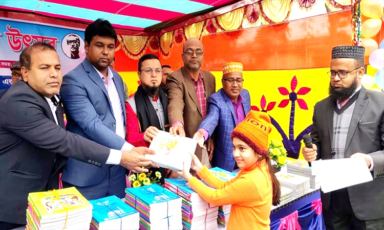 হাকিমপুরে বই উৎসবের দিনে শিক্ষার্থীরা পেলো নতুন বই
