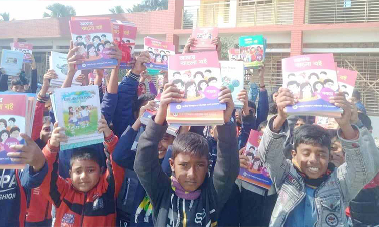 গুরুদাসপুরে ৪৮ হাজার শিক্ষার্থীর হাতে ৩ লাখ নতুন বই