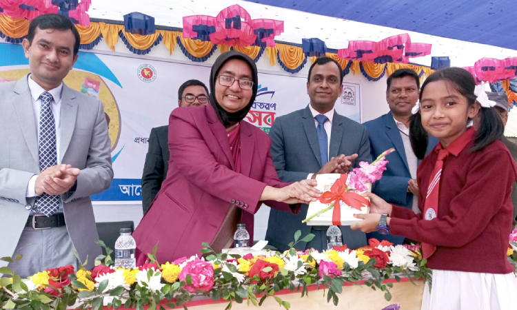 গাইবান্ধায় ছাত্রছাত্রীদের মধ্যে নতুন পাঠ্যবই বিতরণ