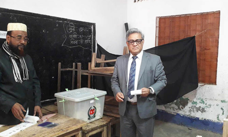 নাগরিক অধিকার পালন করার জন্য ভোট দিতে এসেছি: ঢাবি উপাচার্য