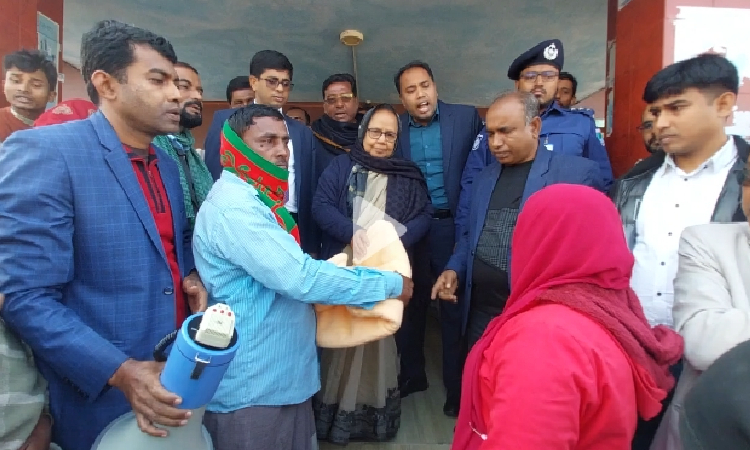 মোংলায় প্রধানমন্ত্রীর ত্রাণ ভাণ্ডার থেকে গরীব ও দুস্থদের মাঝে কম্বল বিতরণ