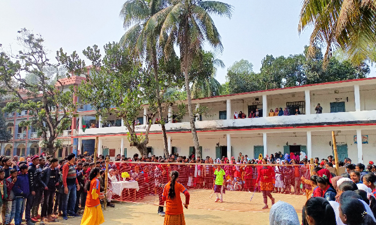 তীব্র শীতে স্কুল বন্ধ, বন্ধ হয়নি ক্রীড়া প্রতিযোগিতা