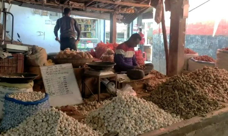 হিলিতে কমেছে রসুনের দাম, বেড়েছে পেঁয়াজের