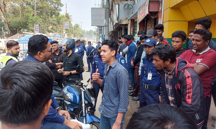 ট্র্যাফিক আইন লঙ্ঘনকারীদের বিরুদ্ধে খাগড়াছড়িতে অভিযান, চল্লিশ মামলা
