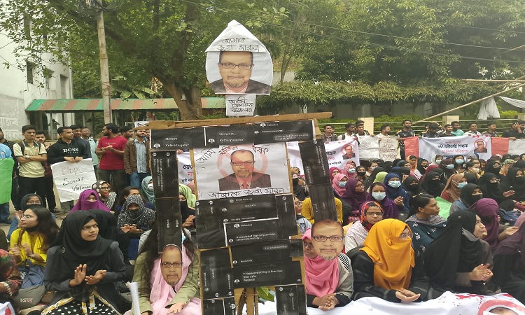 উত্তাল চবি ক্যাম্পাস: শিক্ষার্থীদের টানা অবস্থান কর্মসূচি