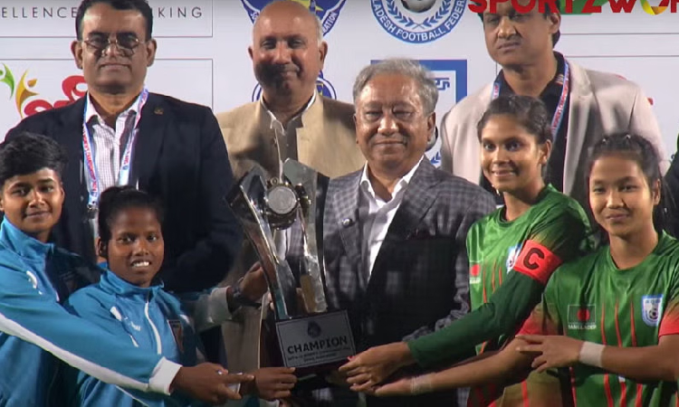 ৩০ মিনিট অপেক্ষার পর ভারত-বাংলাদেশ যৌথ চ্যাম্পিয়ন