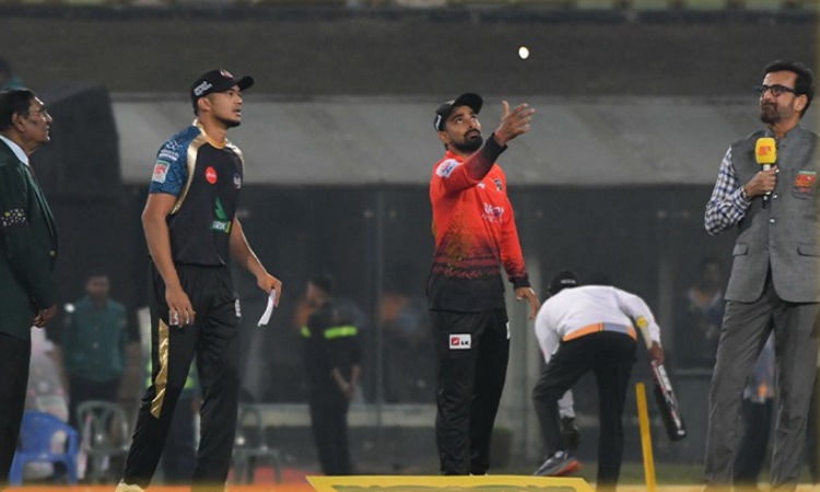 কুমিল্লার বিপক্ষে টস জিতে ব্যাটিংয়ে ঢাকা