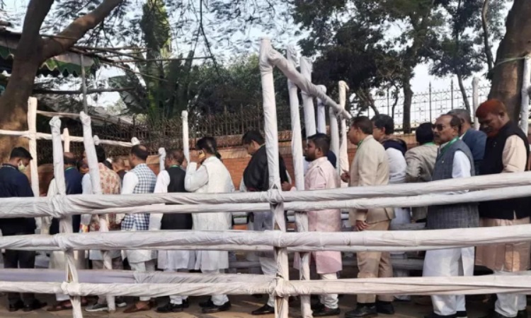 আ. লীগের বিশেষ বর্ধিত সভায় যোগ দিতে গণভবনে নেতারা