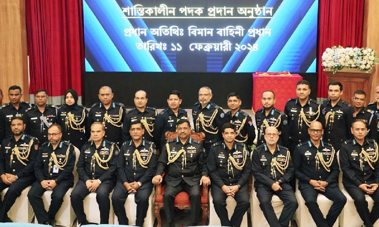 বীরত্বের স্বীকৃতি পেল বিমানবাহিনীর সেনারা