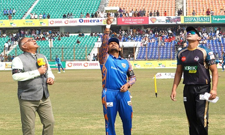 খুলনা টাইগার্সের বিপক্ষে টস জিতে ব্যাটিংয়ে ঢাকা