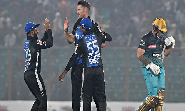 চট্টগ্রামকে হারিয়ে সবার আগে প্লে-অফ নিশ্চিত করল রংপুর