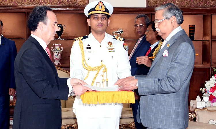 রাষ্ট্রপতির কাছে স্পেনের রাষ্ট্রদূতের পরিচয়পত্র পেশ