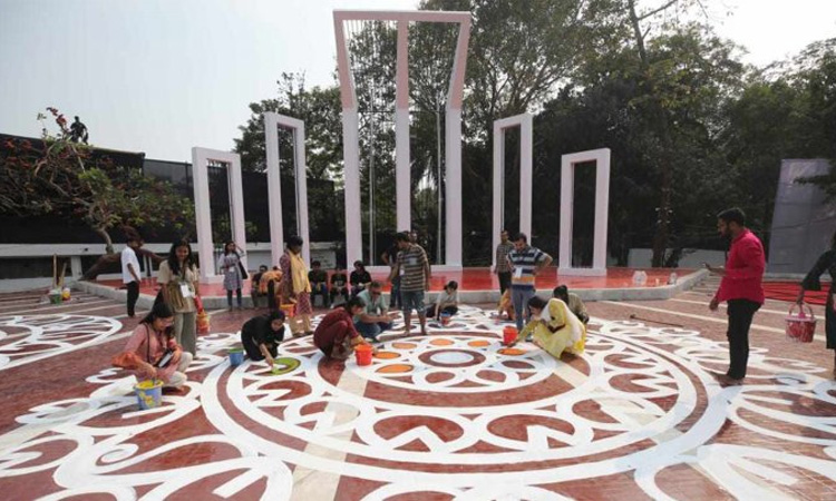 একুশের প্রস্তুতি: রঙিন আলপনায় সেজেছে শহিদ মিনার