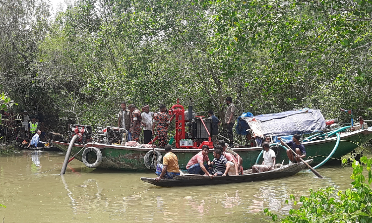 সুন্দরবনে আগুন নিয়ন্ত্রণে কাজ চলছে