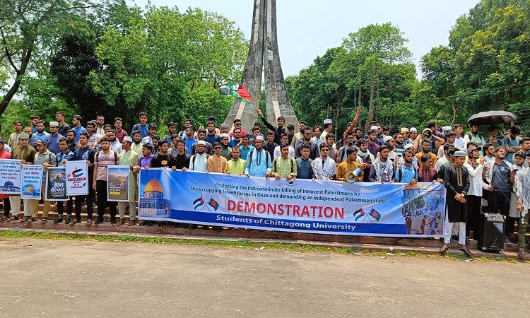 ফিলিস্তিনের পক্ষে সংহতি প্রকাশ করে চবি শিক্ষার্থীদের মানববন্ধন