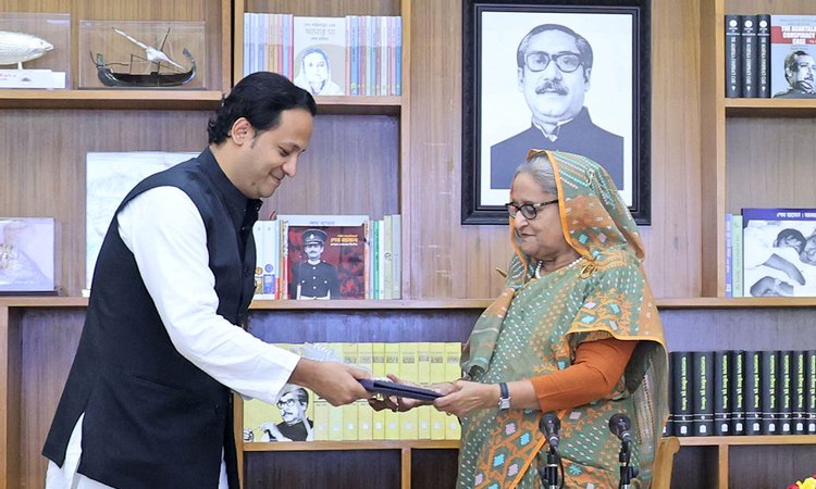 প্রধানমন্ত্রীর কাছে এসএসসির ফল হস্তান্তর