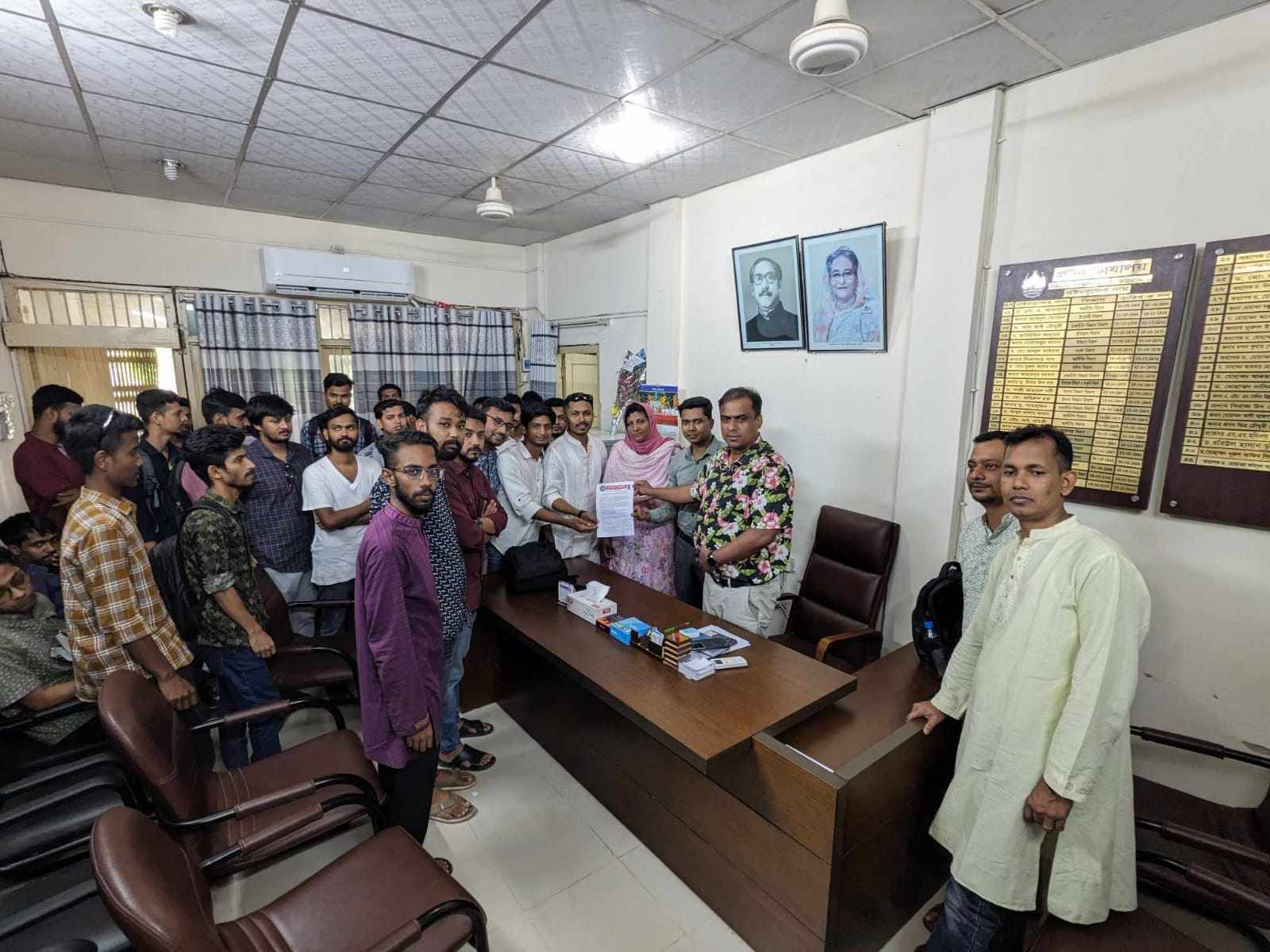 চার দফা দাবিতে চবি ছাত্রলীগের স্মারকলিপি প্রদান