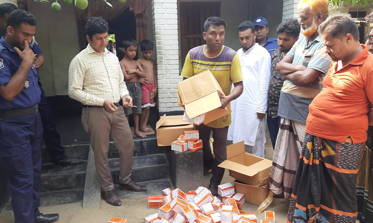 চুয়াডাঙ্গায় নকল স্যালাইন জব্দ, দুই প্রতিষ্ঠানকে জরিমানা