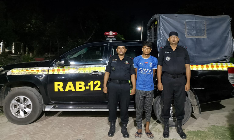 দৌলতপুর সীমান্তে ফেনসিডিলসহ আটক-১