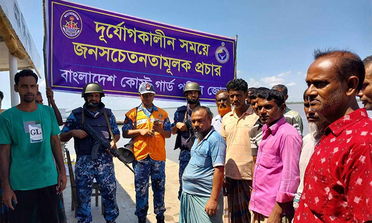 মোংলায় ঘূর্ণিঝড় রেমাল মোকাবেলায় সতর্কতামূলক মাইকিং