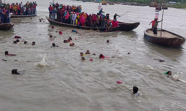 মোংলায় ৬০ যাত্রী নিয়ে নৌকাডুবি