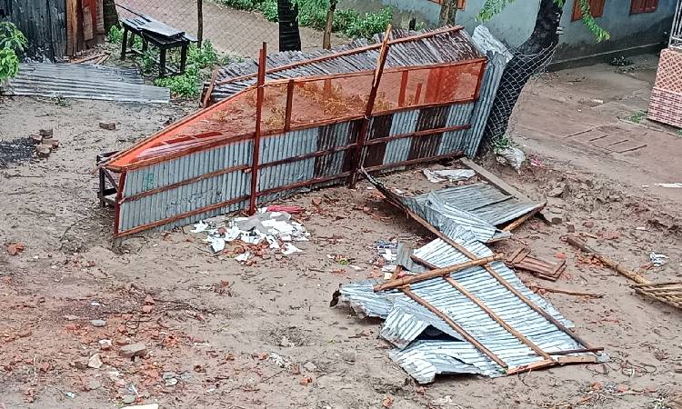 ঝিনাইদহে ঘূর্ণিঝড় রেমালের প্রভাবে জন-জীবন বিপর্যস্ত