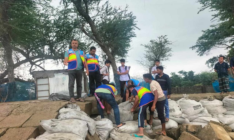 রামগতিতে মেঘনার বাঁধে ধস, মেরামতের চেষ্টা নৌ-পুলিশের