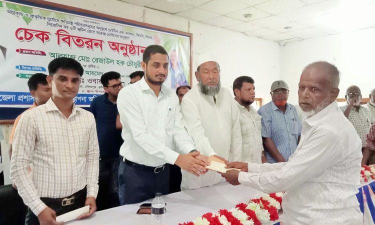 দৌলতপুরে প্রাকৃতিক দুর্যোগে ক্ষতিগ্রস্থদের মাঝে ঢেউটিন ও চেক বিতরণ