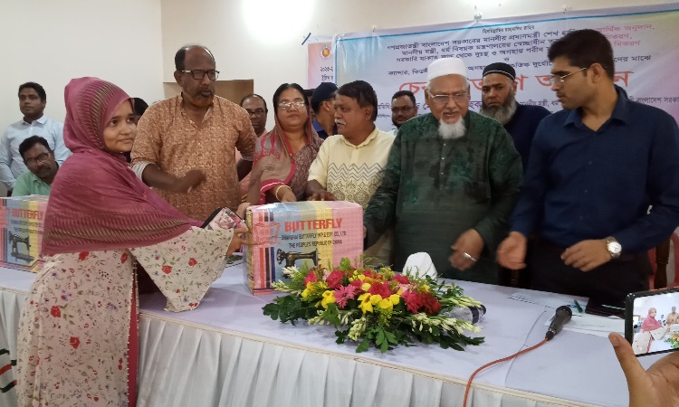 ইসলামপুরে প্রধানমন্ত্রীর চেক বিতরণ করেছেন ধর্মমন্ত্রী