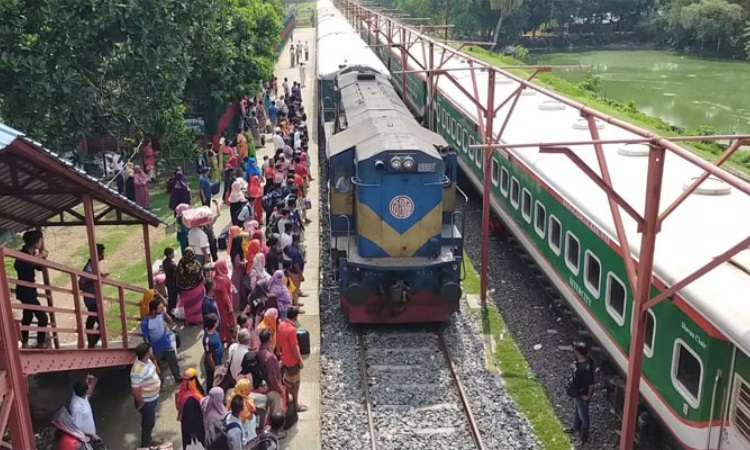 ৬০০ যাত্রী নিয়ে যাত্রা শুরু করলো মোংলা কমিউটার ট্রেন