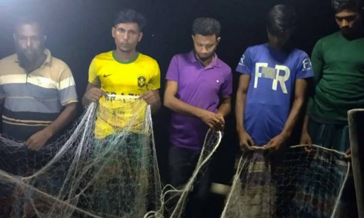 সুন্দরবনে ট্রলারসহ ১২ জেলে আটক