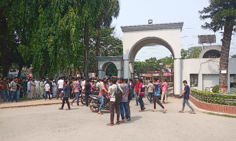 ঈদের ছুটিতে হল খোলা রাখার দাবিতে ইবির ফটক অবরোধ