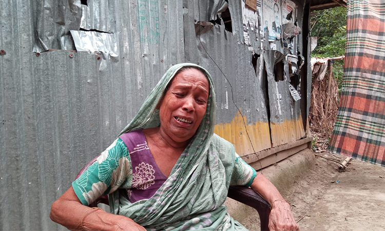 খুনের মামলা তুলে নিতে বৃদ্ধাকে মারপিট, বসতবাড়ি ভাঙচুর