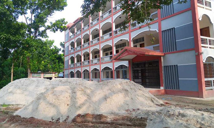 চেয়ারম্যানের দখলে স্কুল মাঠ, ভোগান্তিতে শিক্ষক-শিক্ষার্থীরা