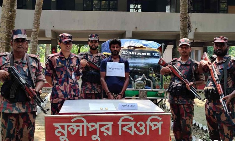 চুয়াডাঙ্গা সীমান্তে সোনার বারসহ পাচারকারী আটক