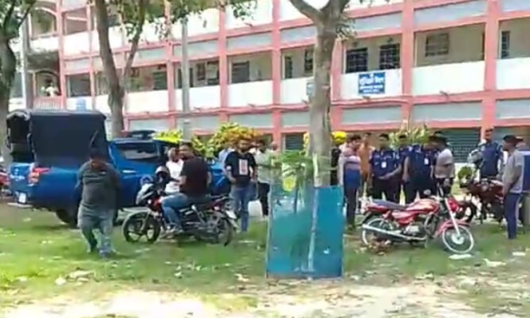 শিক্ষার্থীদের গুলি করার হুমকির প্রতিবাদে দৌলতপুর কলেজে ছাত্রলীগের হামলা