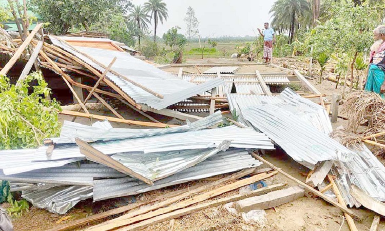 সিংড়ায় ২০ মিনিটের ঝড়ে শতাধিক ঘরবাড়ি লন্ডভন্ড