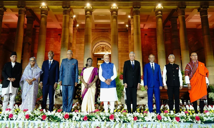 শপথ গ্রহণ শেষে শেখ হাসিনাসহ অতিথিদের মঞ্চে ডেকে নিলেন মোদি