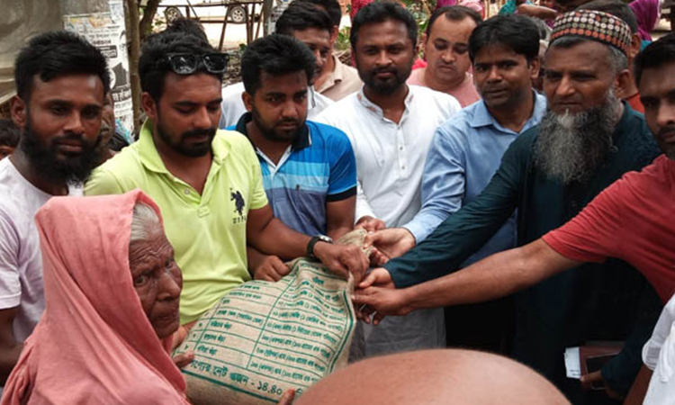 নড়াইলে ৭০০ পরিবারের মাঝে উপহার সামগ্রী বিতরণ