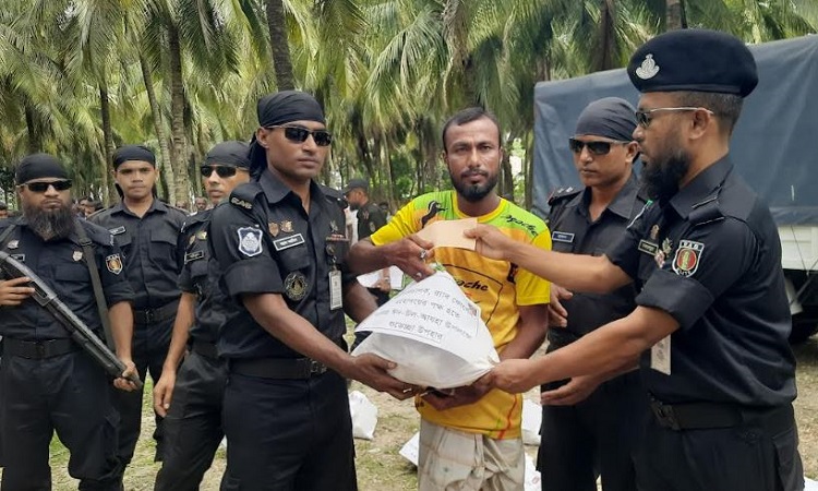 সুন্দরবনের আত্মসমর্পণকারী জলদস্যুদের মাঝে ঈদ উপহার বিতরণ
