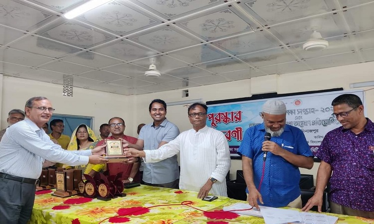 খানসামায় জাতীয় শিক্ষা সপ্তাহ প্রতিযোগিতায় বিজয়ীদের মাঝে পুরস্কার বিতরণ