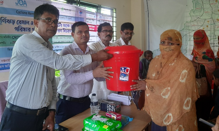 মো‌রেলগ‌ঞ্জে নবলো‌কের ত্রাণ বিতরণ