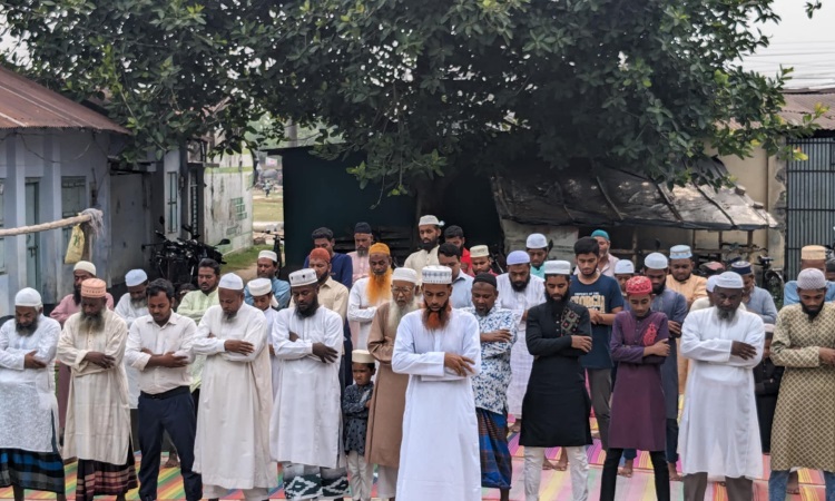 সৌদির সঙ্গে মিল রেখে ঝিনাইদহে ঈদের নামাজ আদায়