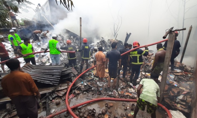 যশোরে প্লাস্টিক কারখানার আগুন, নিয়ন্ত্রণে ৬ ইউনিট