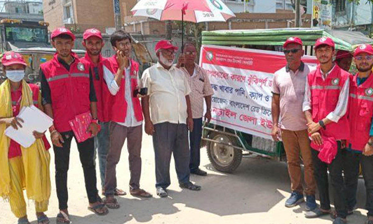 নড়াইলে শ্রমজীবীদের মাঝে রেডক্রিসেন্ট এর ছাতা-ক্যাপ বিতরণ