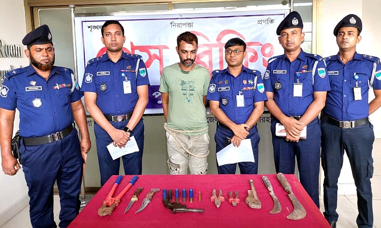ফকিরহাটে অস্ত্র ও গুলিসহ ৩০ মামলার আসামি গ্রেফতার