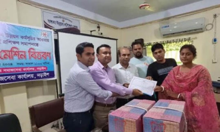 নড়াইলে মহিলাদের মাঝে সেলাই মেশিন বিতরণ