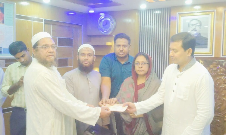দৌলতপুরে মাদরাসার এতিম ছাত্রদের মাঝে চেক বিতরণ